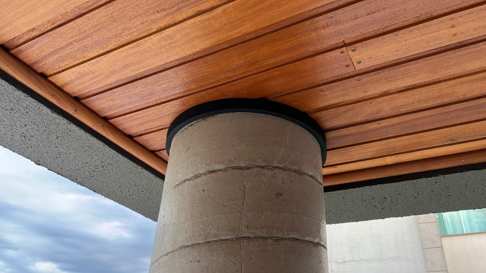 Forro amadeirado externo com pilar de concreto em Chapecó — Gerhard
