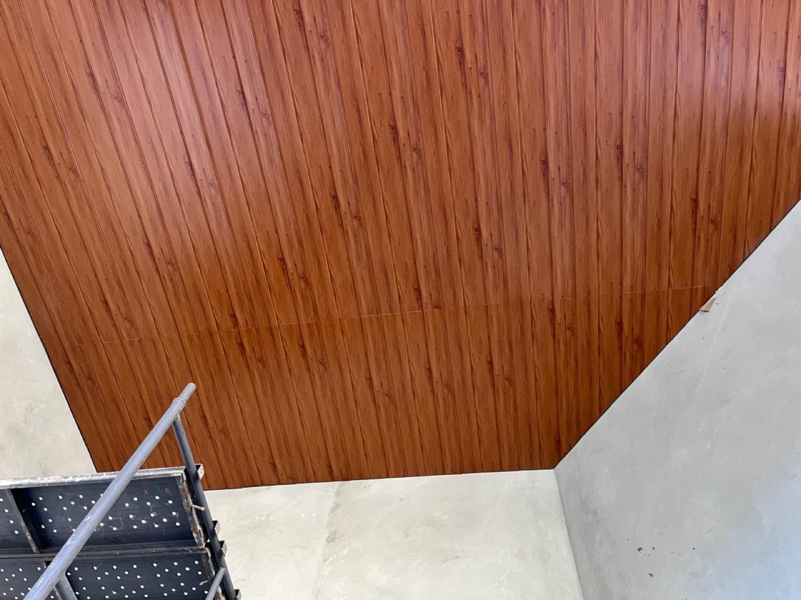 Forro amadeirado recém-instalado com andaime ainda no ambiente