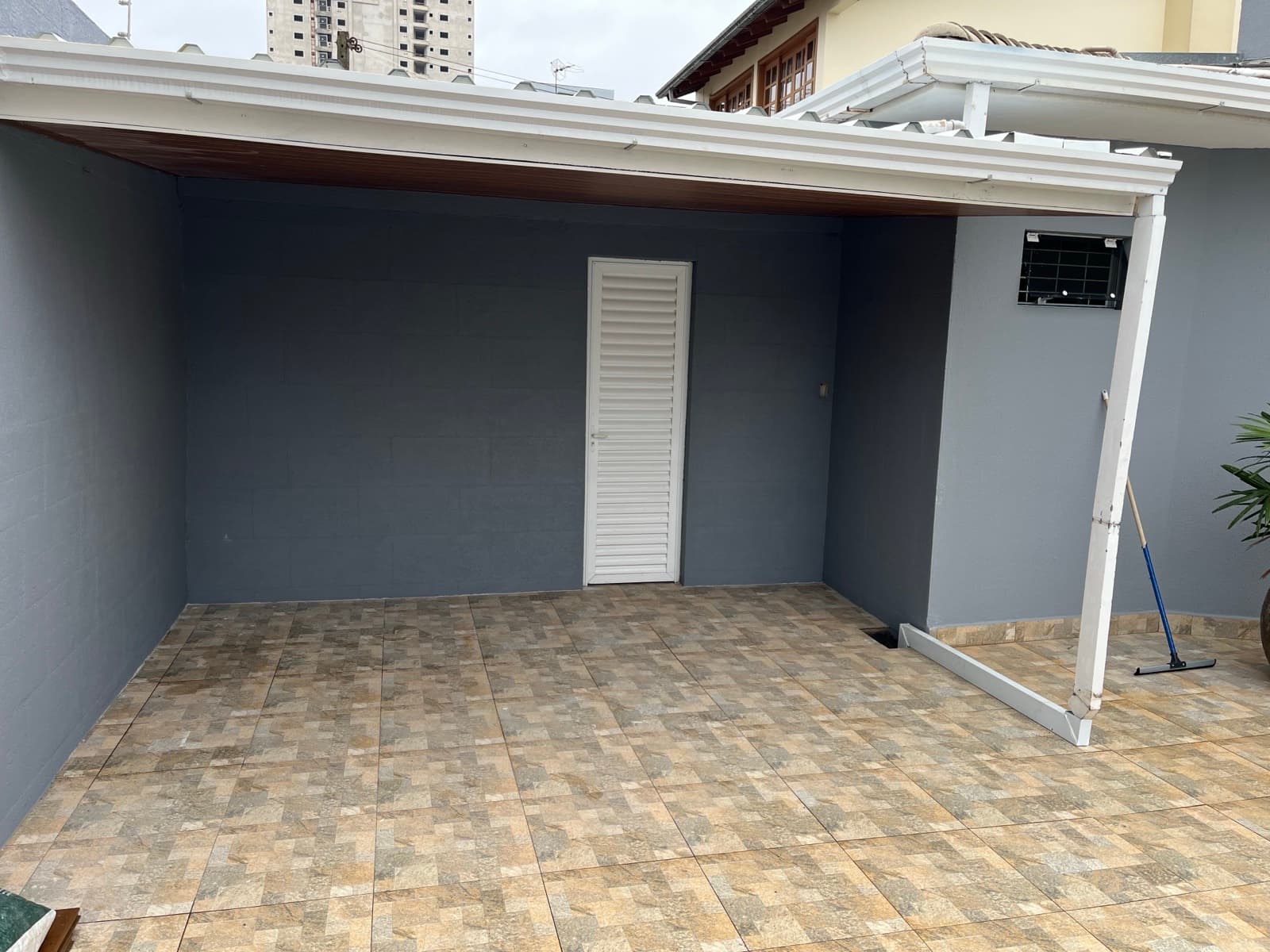 Área coberta residencial com forro e estrutura lateral