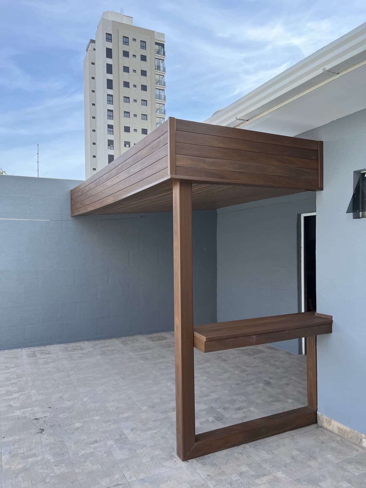 Estrutura de painel e pergolado em terraço residencial