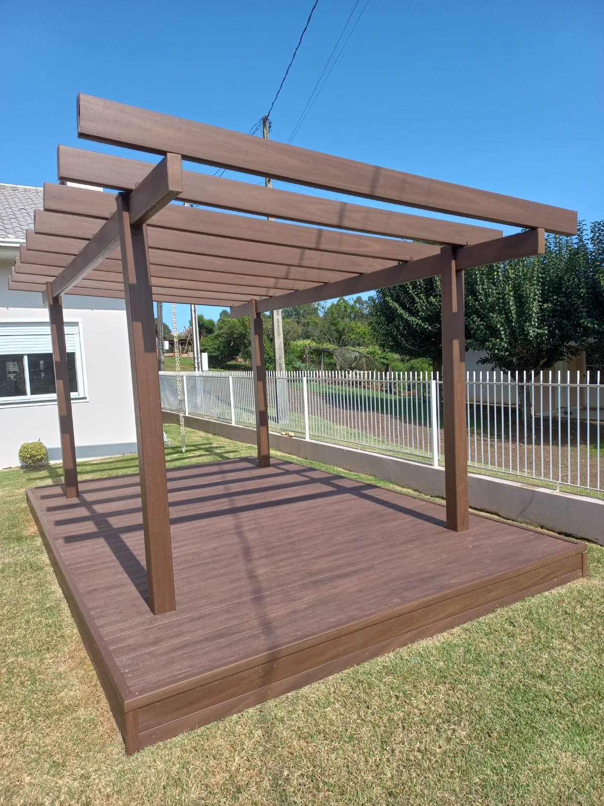 Pergolado e deck residencial com gradil branco em Chapecó — Gerhard
