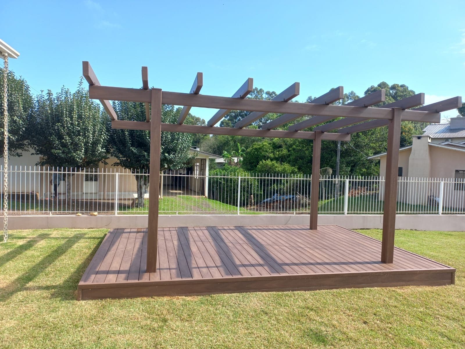 Deck e pergolado residencial com gramado em Chapecó — Gerhard