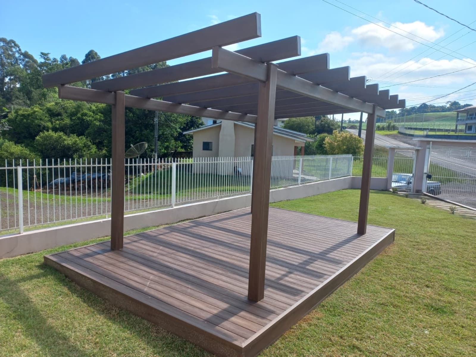 Deck externo com aspecto de madeira em área residencial