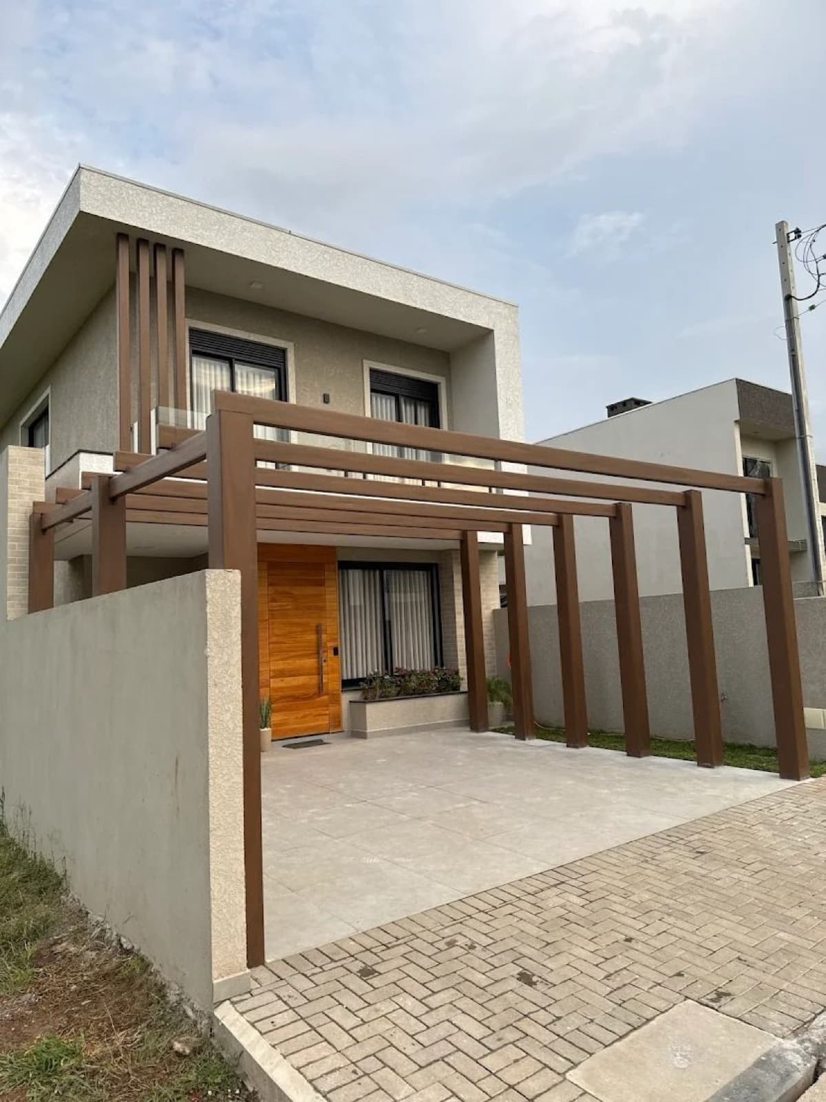 Pergolado em entrada externa de residência