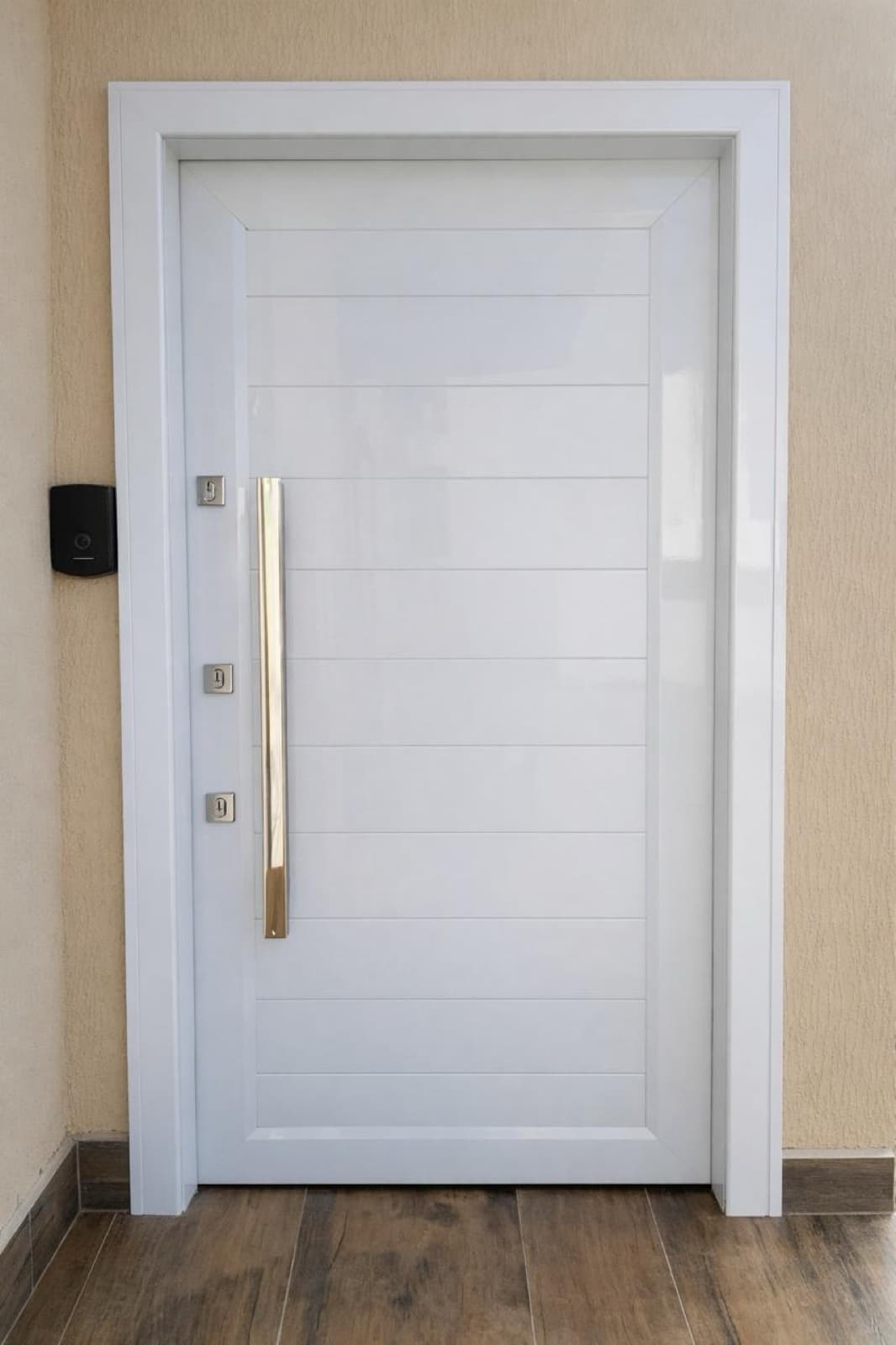 Porta de alumínio branca com frisos e puxador dourado