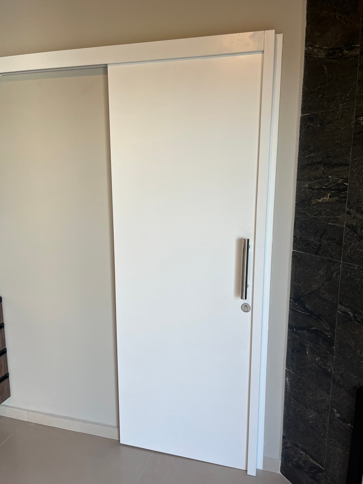 Porta de correr branca com puxador inox e mármore em Chapecó — Gerhard