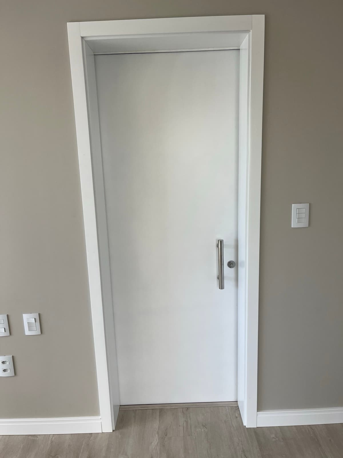 Porta interna branca premium com puxador barra inox em Chapecó — Gerhard