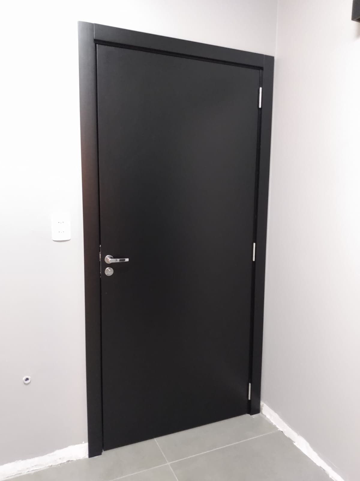 Porta interna branca com batente e guarnições